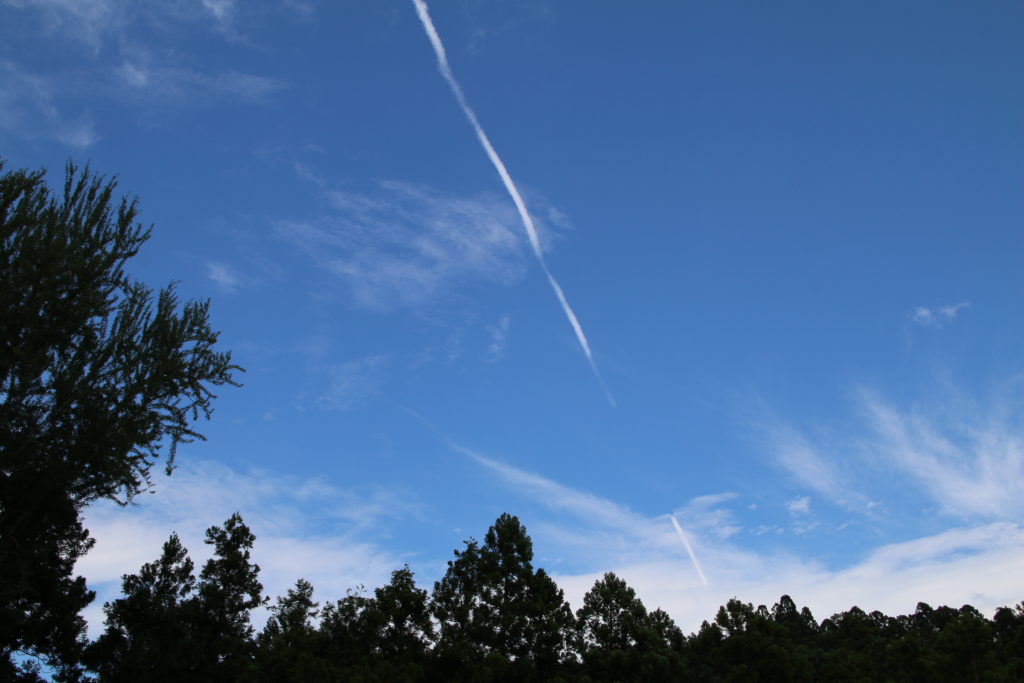 青空に飛行機雲の写真