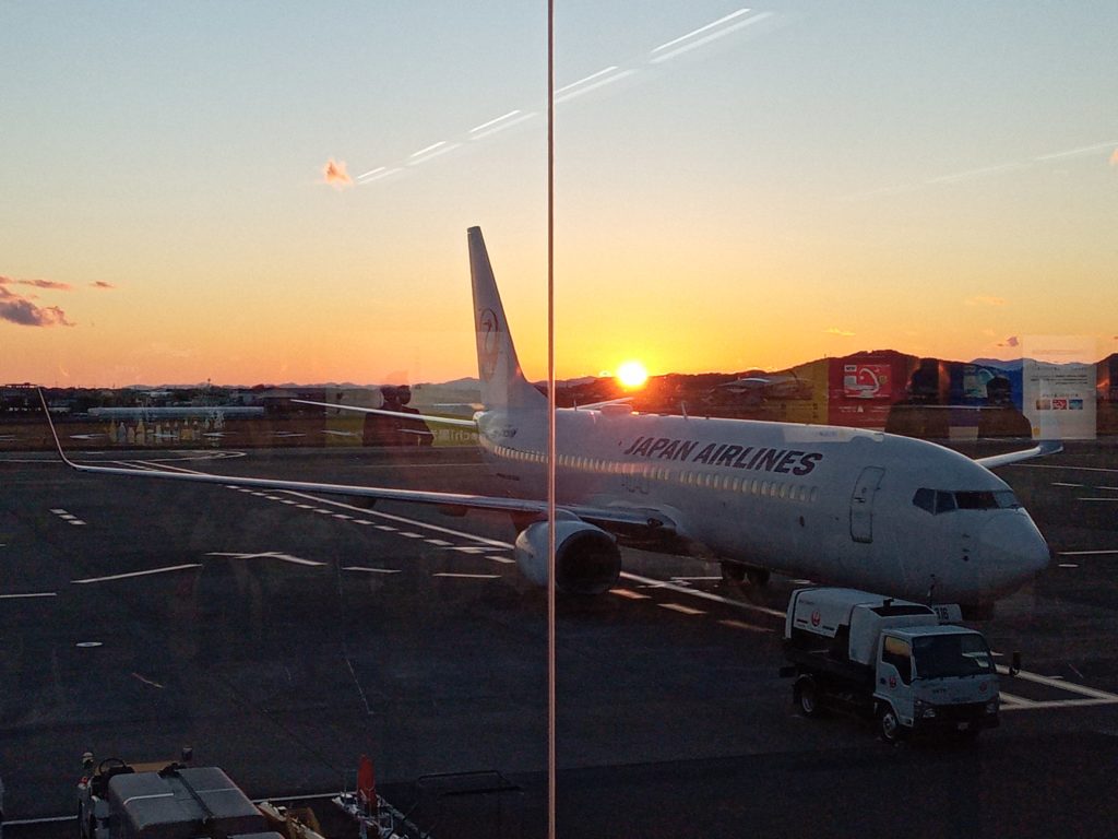 高知龍馬空港の夕日（2022年1月）