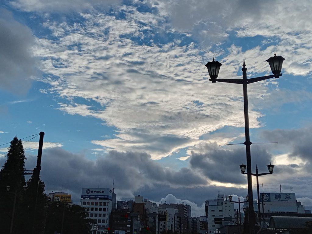 四ツ谷駅前、雲の各種