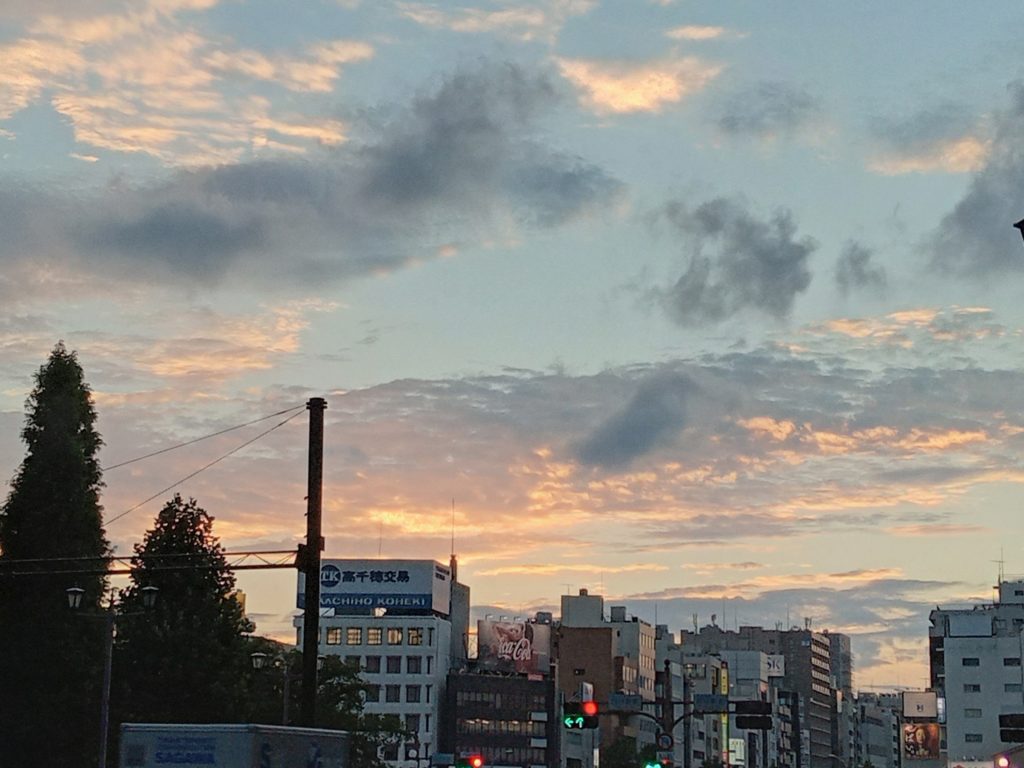 四ツ谷駅前の空の様子（2022年8月）
