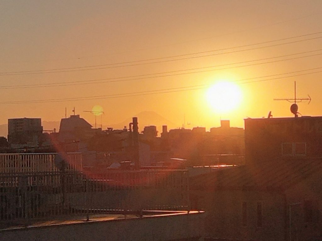 最寄駅から夕焼けの富士山