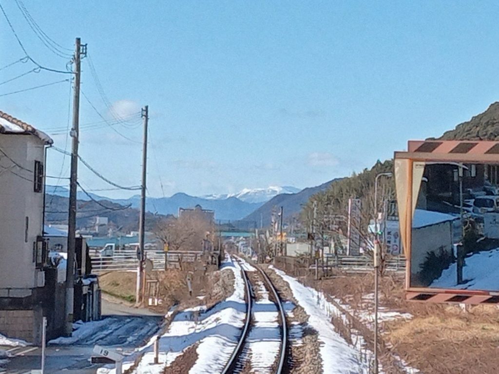 JR枝川駅から鳥形山を望む（2022年12月）