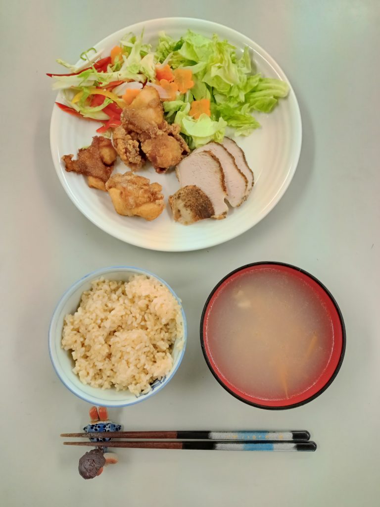 鶏もも肉の竜田揚げ、ローストポーク、酸辣湯、サラダ、ご飯