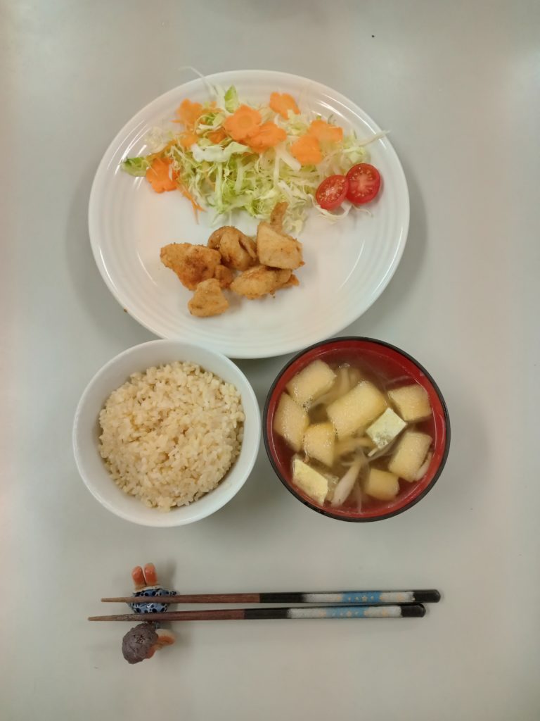 チキンナゲット、サラダ、農夫の味付けのスープ、ご飯