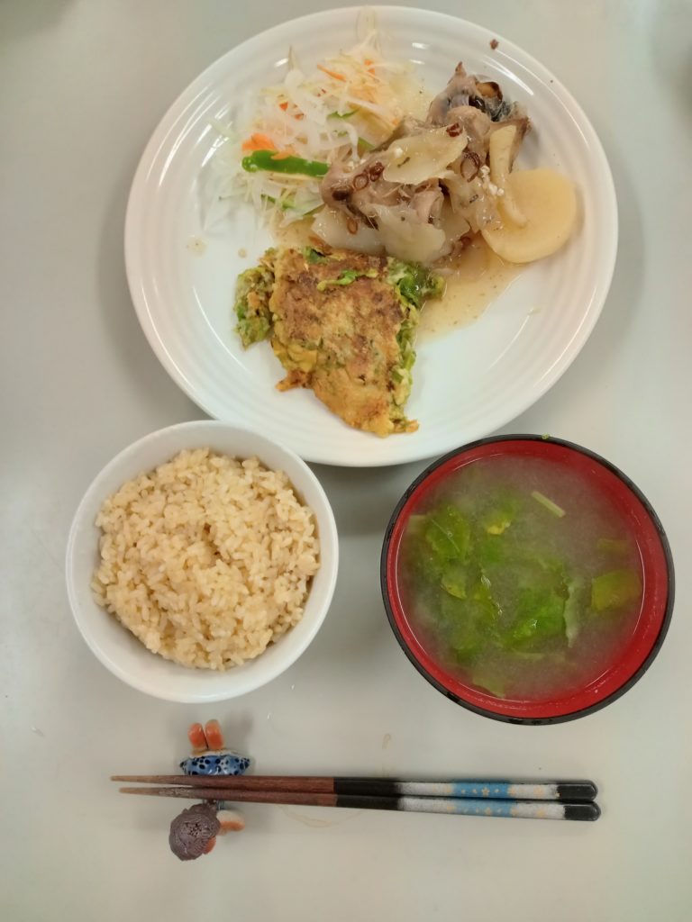 ブリ大根、大菜のお好み焼き、サラダ、ご飯、お味噌汁