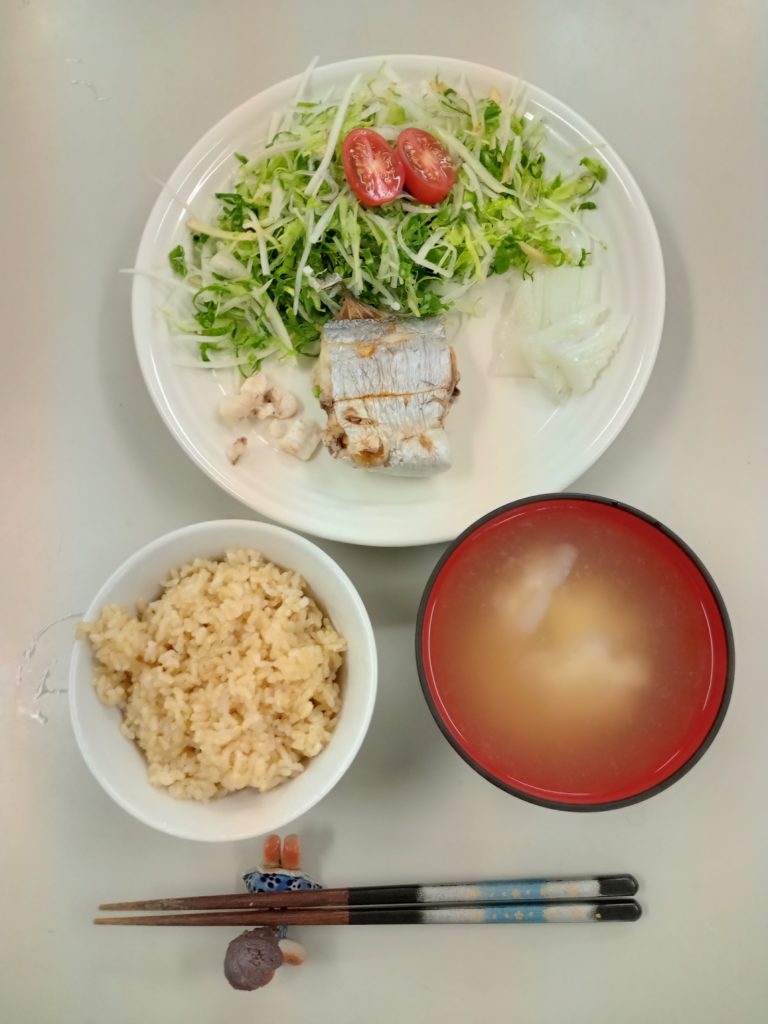 太刀魚の塩焼き、コウイカ刺身、サラダ、お味噌汁、ご飯