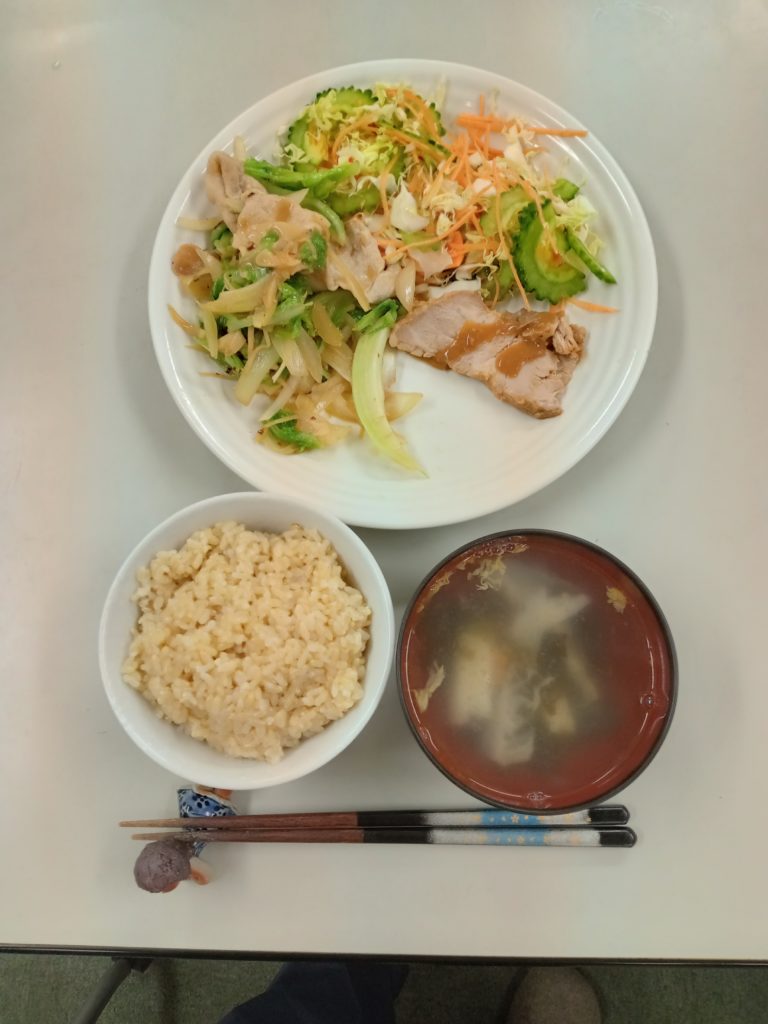 チャーシュー、肉野菜炒め、サラダ、手抜き酸辣湯、ご飯