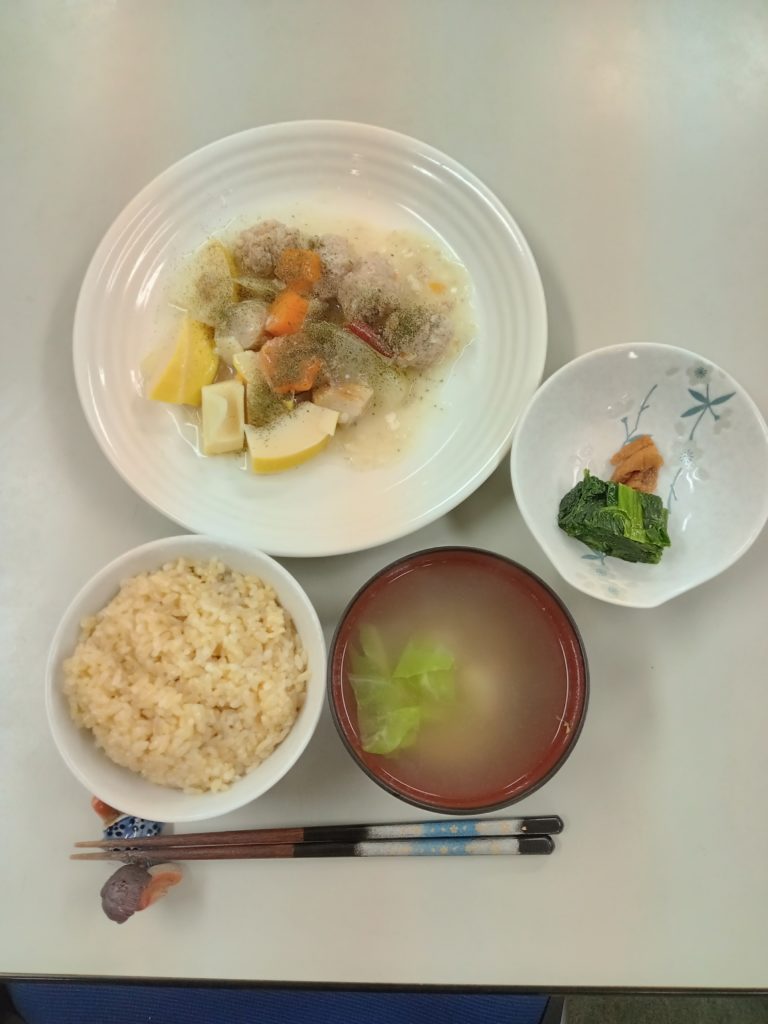 春の根菜と肉団子の炊き合わせ、大菜の漬物、梅干し、お味噌汁、ご飯