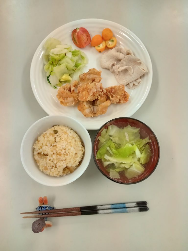 鶏モモ竜田揚げ、豚肉の冷しゃぶ、白菜の浅漬け、トマト、キンカン、おすまし、ザーサイご飯