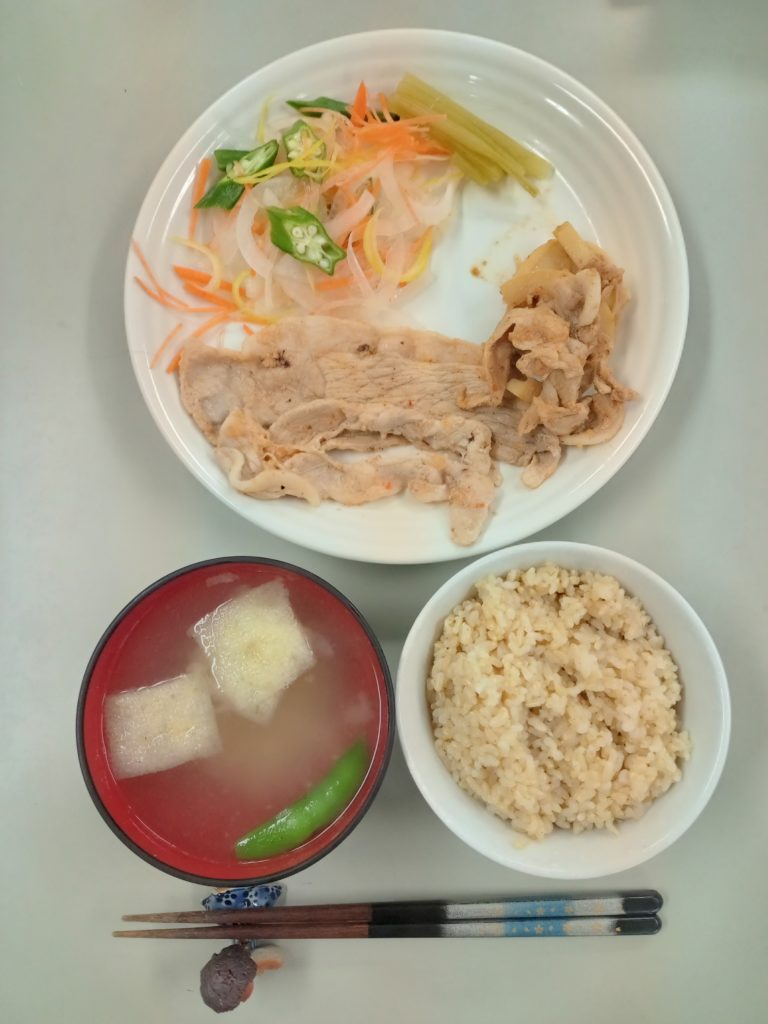 豚の生姜焼き中華風、サラダ、お味噌汁、ご飯