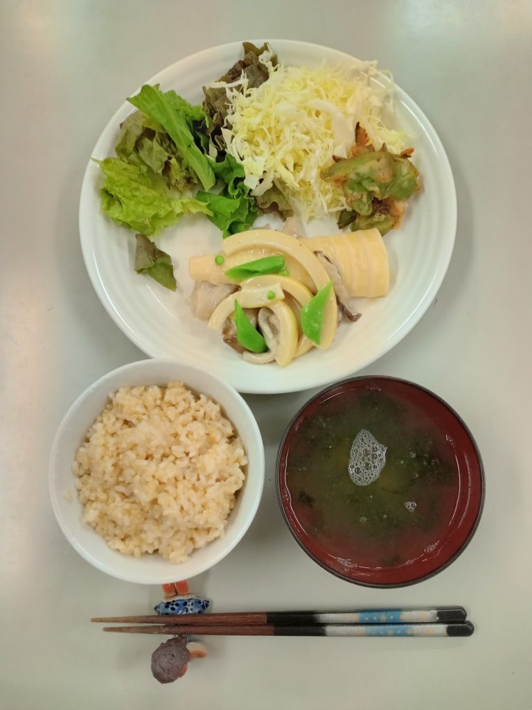 手羽先とタケノコの炊き合わせ、ソラマメのかき揚げ、サラダ、お味噌汁、ごはん