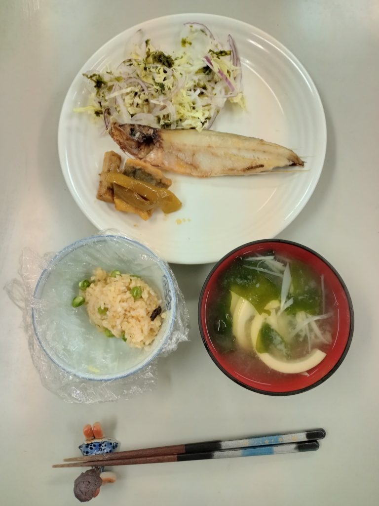 アジの南蛮漬け、トビウオの干物、サラダ、若竹お味噌汁、ごはん