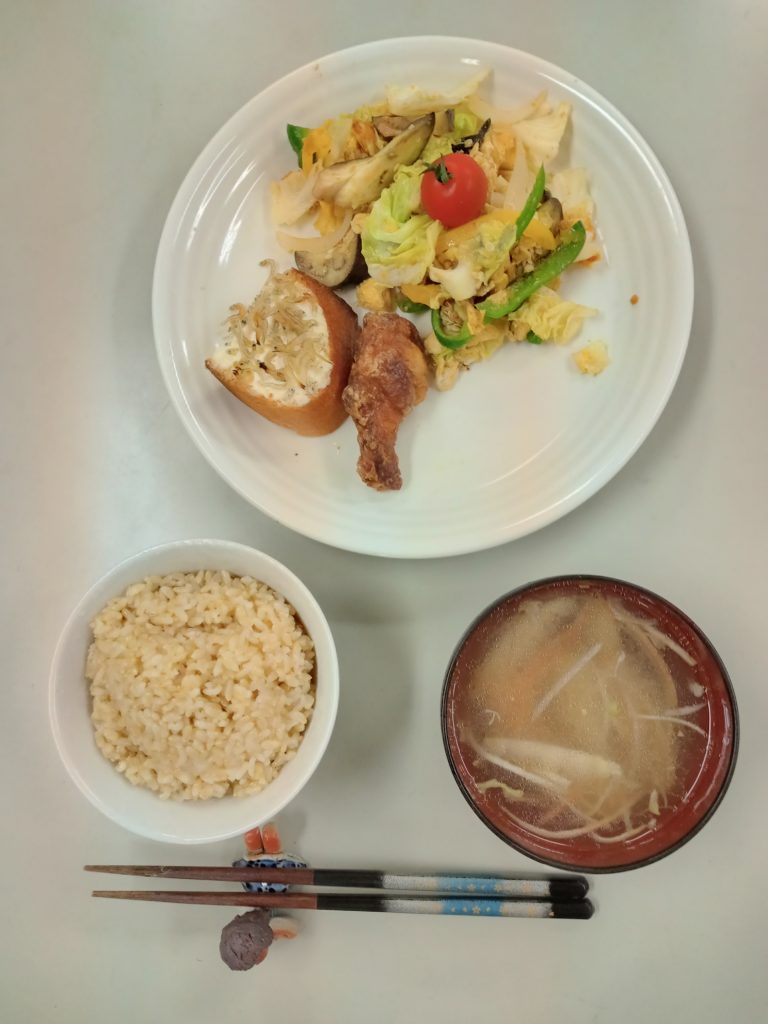 シラスチーズのトースト、手羽元の竜田揚げ、卵野菜炒め、中華スープ、ご飯