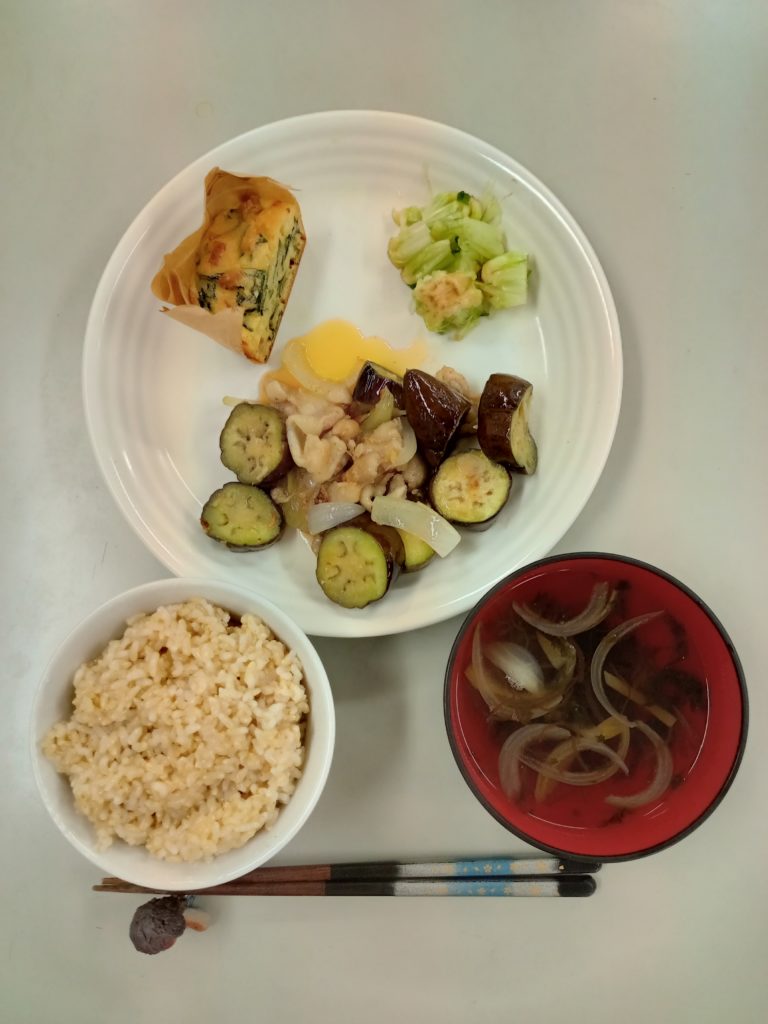 ベーコンとほうれん草のカップケーキ、なすと鳥皮のみそ炒め、水菜漬物、おすまし、ご飯