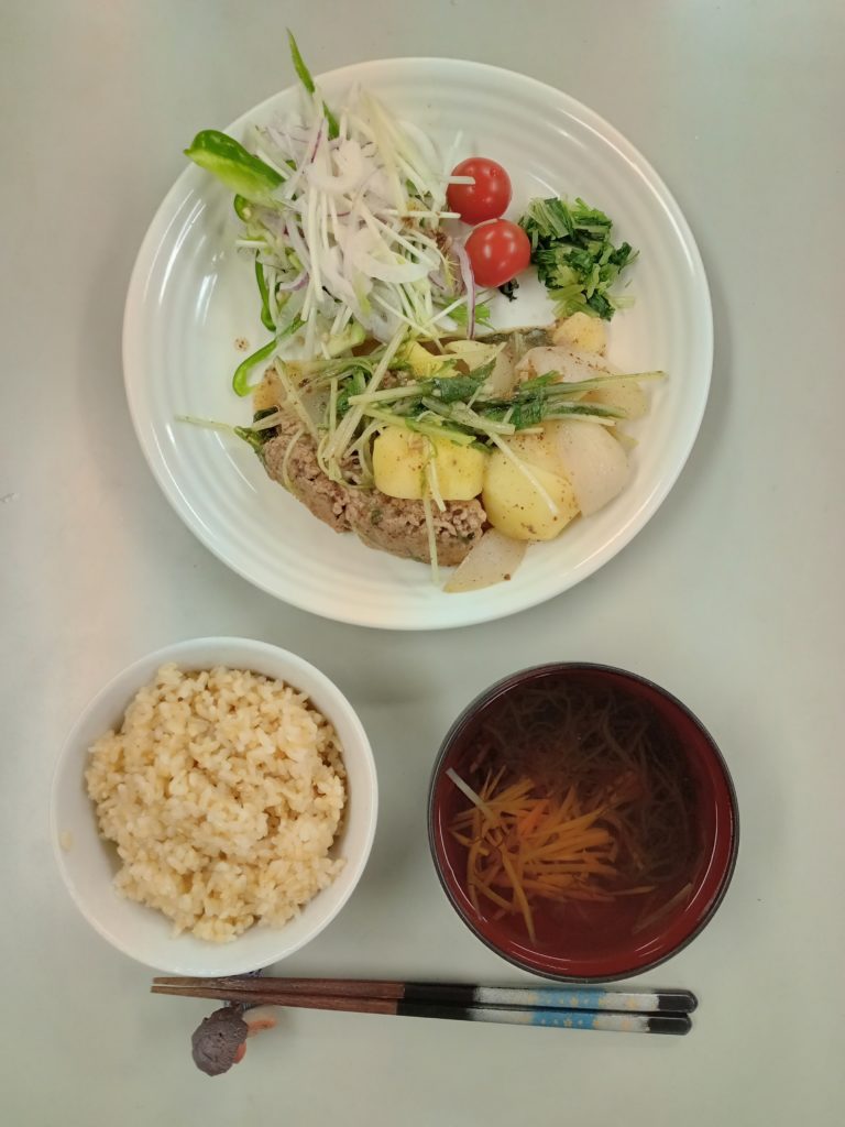 肉じゃが、サラダ、水菜の漬物、おすまし、ご飯