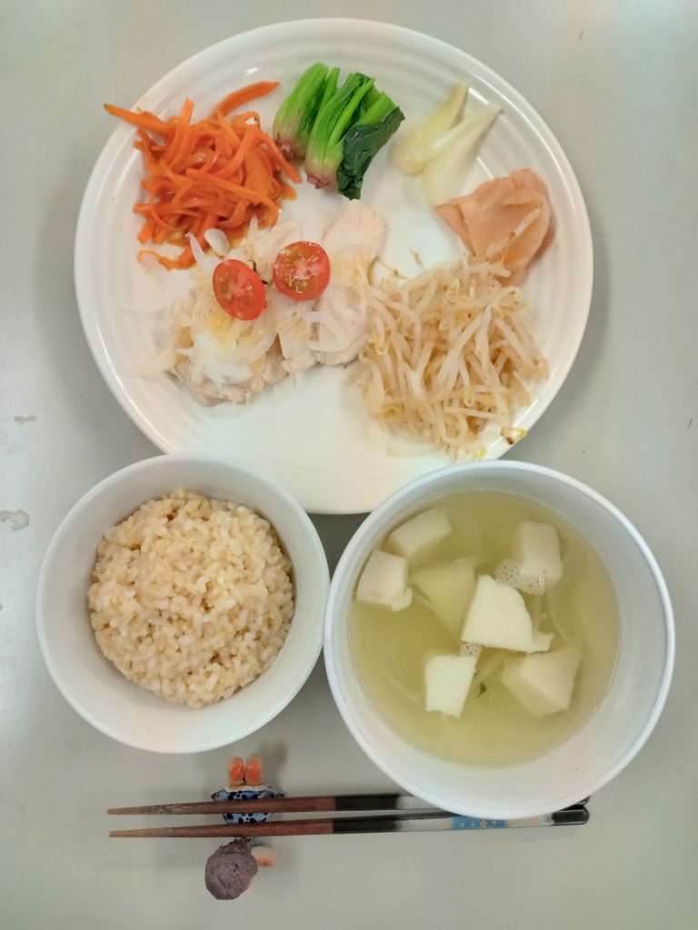 鶏むね肉のさっぱり煮、野菜各種、イトヨリのおすまし、ご飯