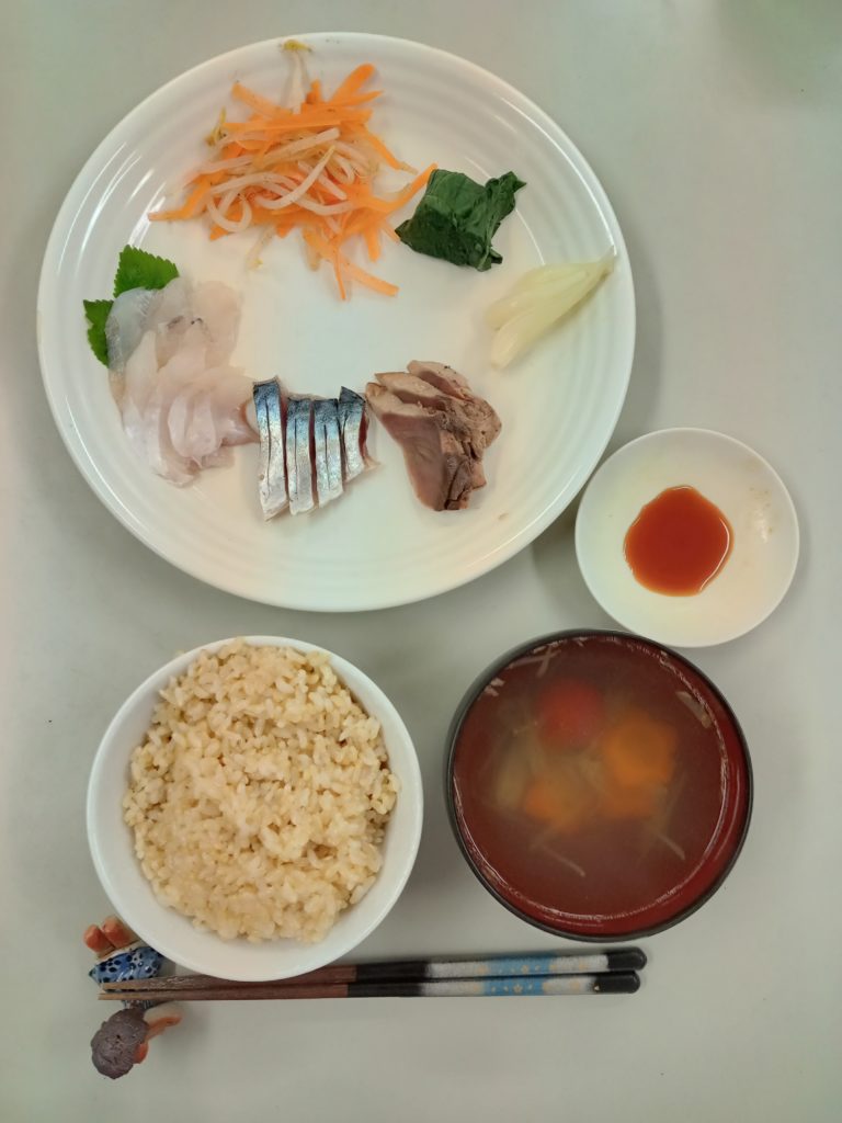 カツオのたたき、しめ鯖、カワハギ刺身、添え物野菜、おすまし、ご飯