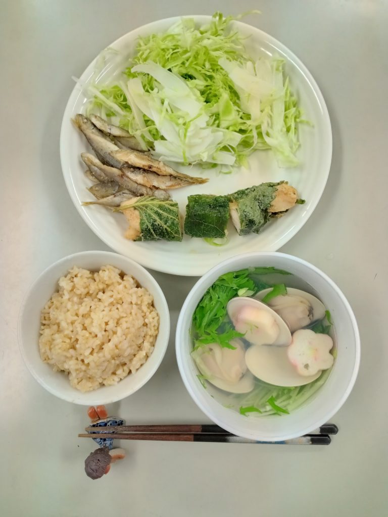 鶏むね肉のシソ巻き揚げ、小鯵のから揚げ、サラダ、ハマグリのお吸い物、ご飯