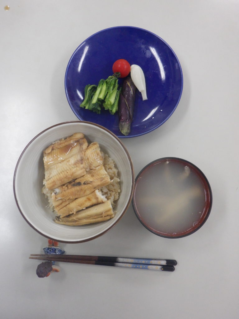 アナゴ丼、お漬物、アナゴ出汁のお汁