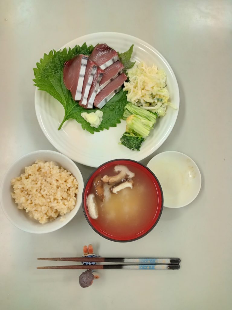 カツオの刺身、コールスロー、水菜の漬物、お味噌汁、ごはん