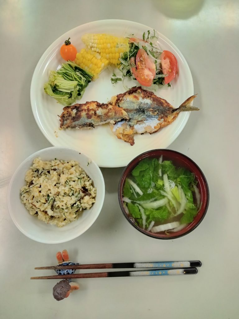 サバの粕漬けムニエル、水菜お漬物、トウモロコシ、サラダ、お味噌汁、シソ梅ご飯