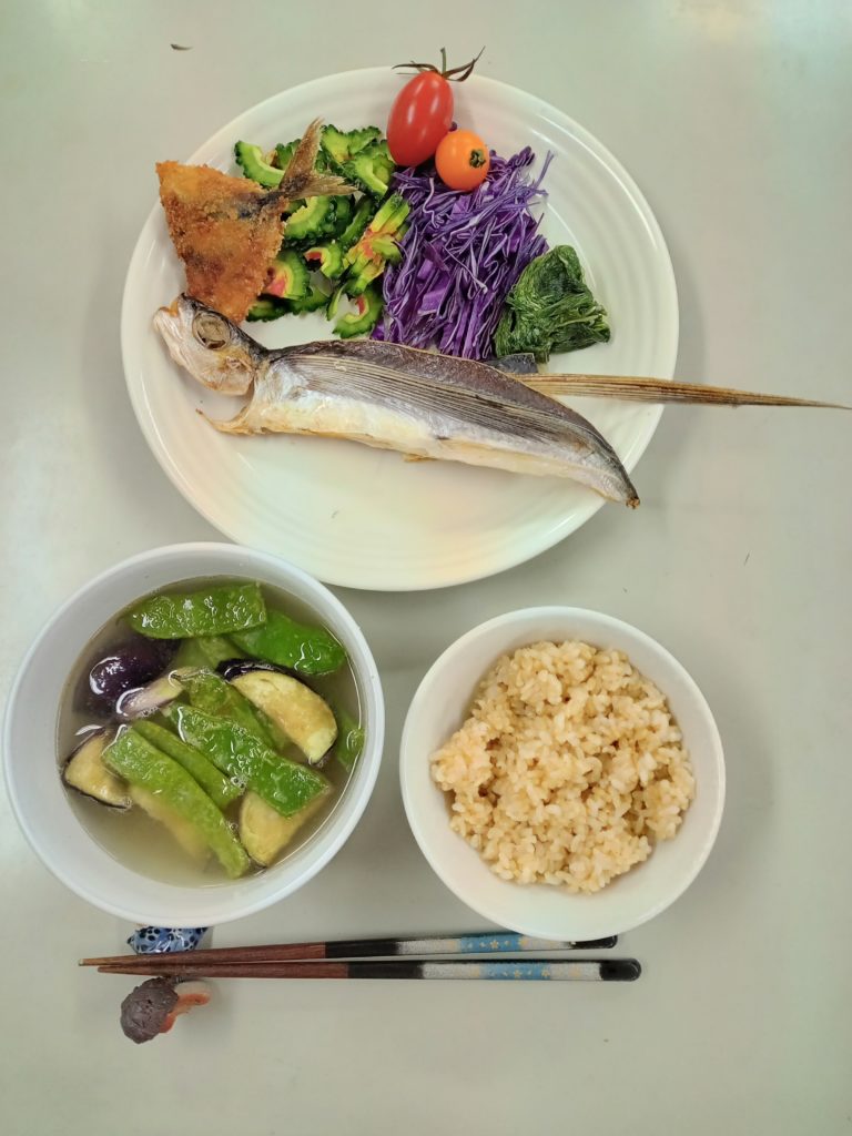 トビウオの干物、鯖フライ、サラダ、お味噌汁、ご飯
