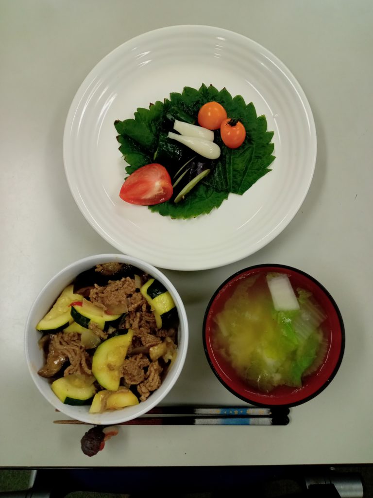 麻婆茄子ズッキーニ丼、夏野菜の漬物とトマト、お味噌汁
