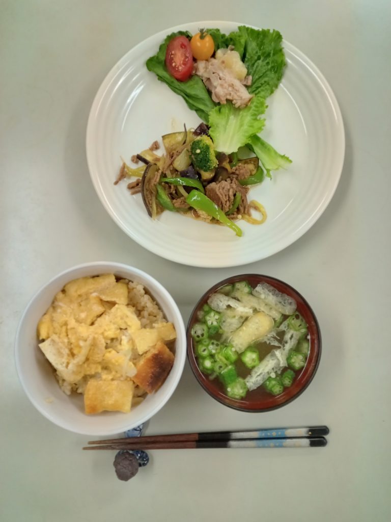 ローストポーク、野菜炒め、サラダ、お味噌汁、キツネ丼