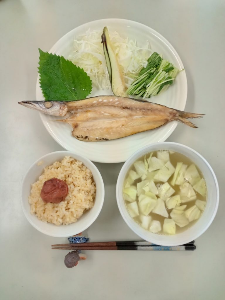 カマスの干物、サラダとお漬物、バター風味のスープ、ご飯