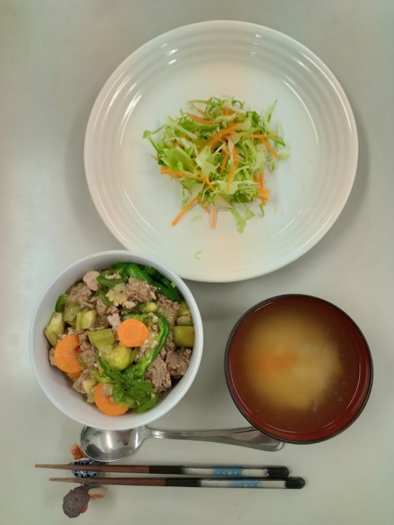 和風だしの中華丼、サラダ、お味噌汁