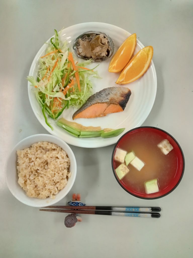 サーモントラウトの塩焼き、アワビ煮貝、サラダ、オレンジ、お味噌汁、ごはん
