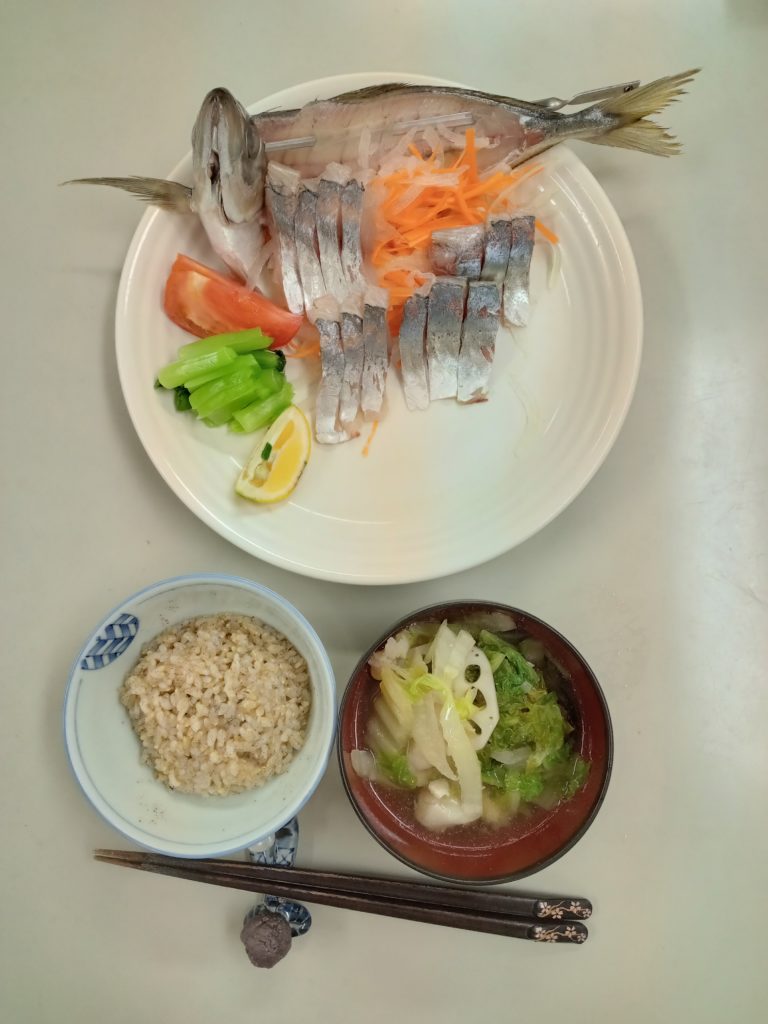 マアジとアオアジの刺身、パンガシウスのどぶ煮風、ご飯