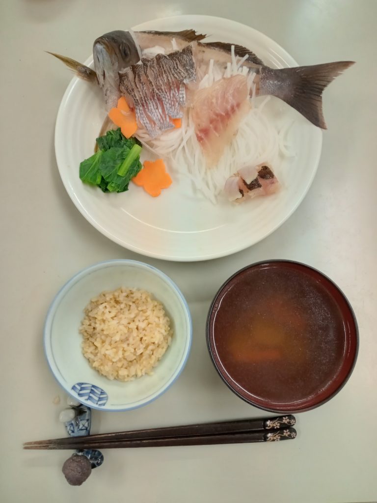 イサキのお造りー皮引き刺、刺身、炙り刺(2025年12月)