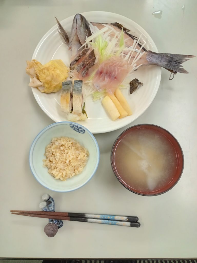イサキの炙り刺し、刺身、焼きサバ寿司、豆のオムレツ、お味噌汁、ごはん