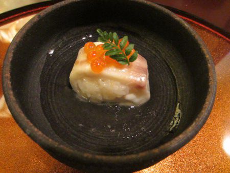 凌ぎ−真鯛蒸し寿司（いくら、がり、木の芽）